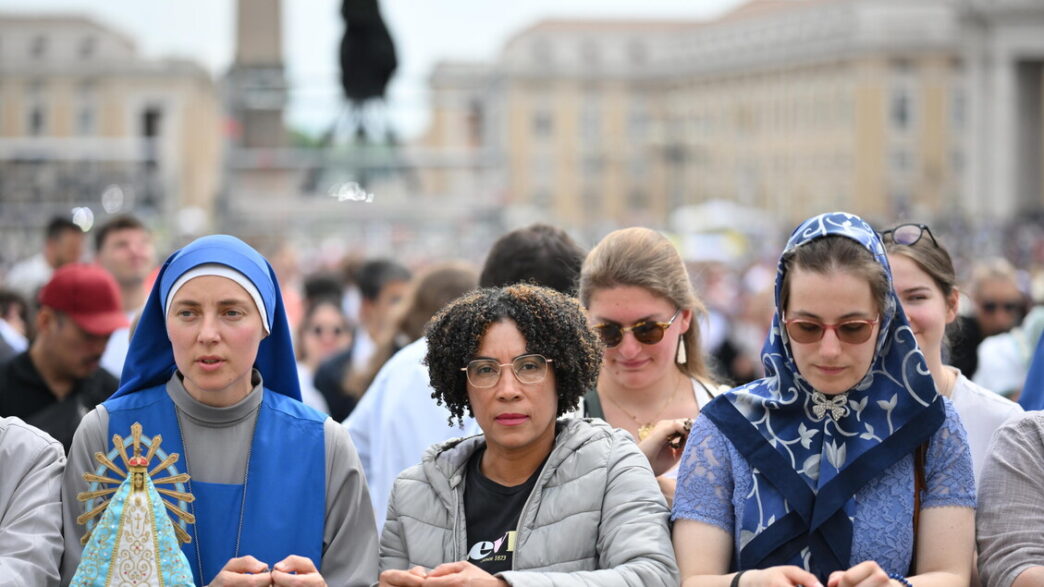 Il Papa Peruviano Anima Piazza