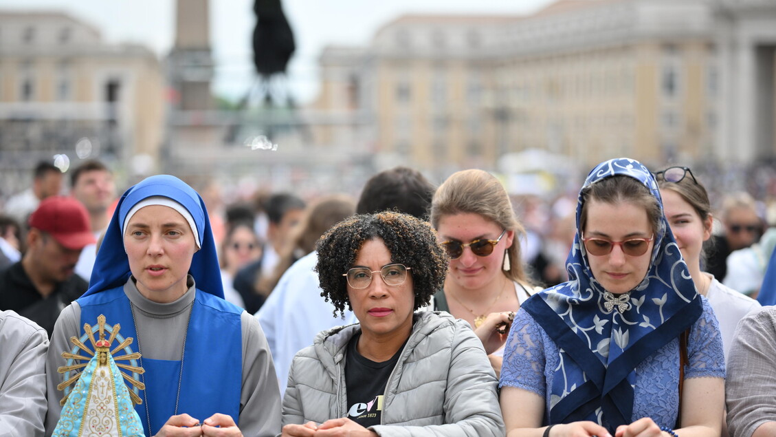 Il Papa Peruviano Anima Piazza