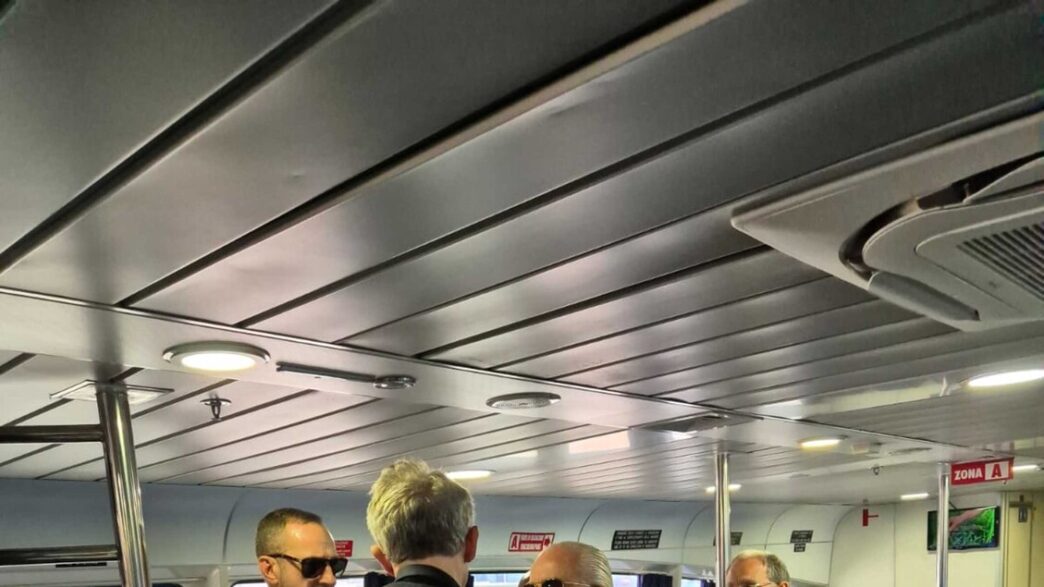 Il Sindaco Di Napoli Accompagn