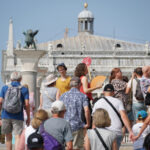 Il Turismo In Italia Tra Mito Economico E Crisi Delle Città Storiche Nel 2025