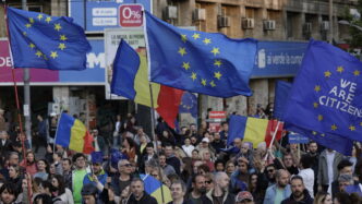 In Romania Migliaia Di Manifes