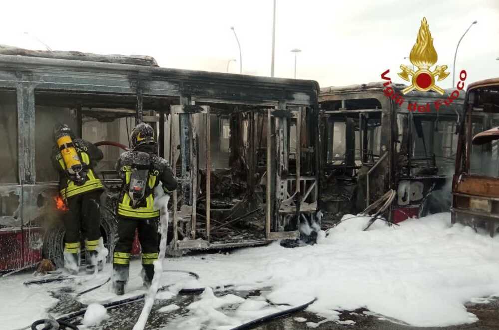 Incendio Di Quattro Autobus Di