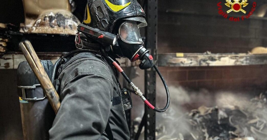 Incendio In Un Magazzino Edile