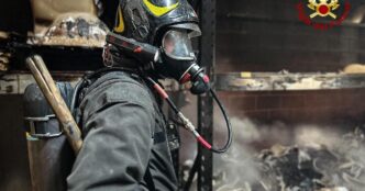 Incendio In Un Magazzino Edile