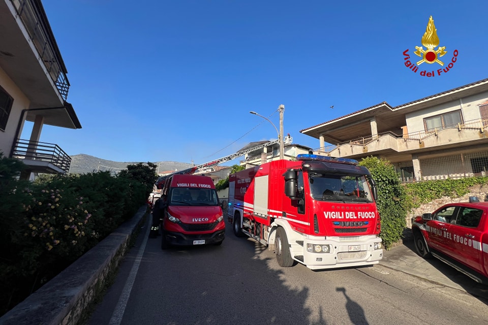Incendio Vicino A Una Casa In