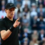 Jannik Sinner In Completo Nero Agli Internazionali D’Italia 2025 Nel Match Contro Mariano Navone