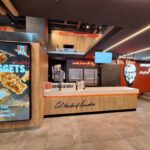 Kfc Sfida I Milanesi A Battere Il Record Mondiale Del Buckethead In Piazza San Fedele