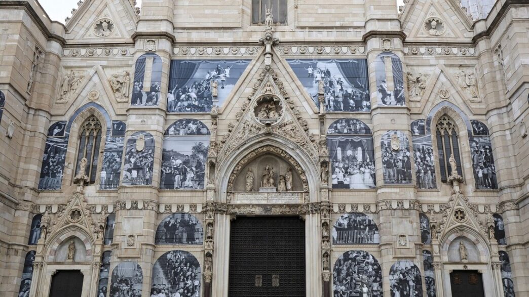 La Facciata Del Duomo Di Napol