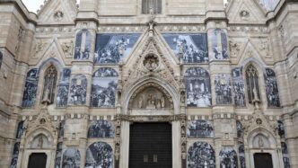 La Facciata Del Duomo Di Napol