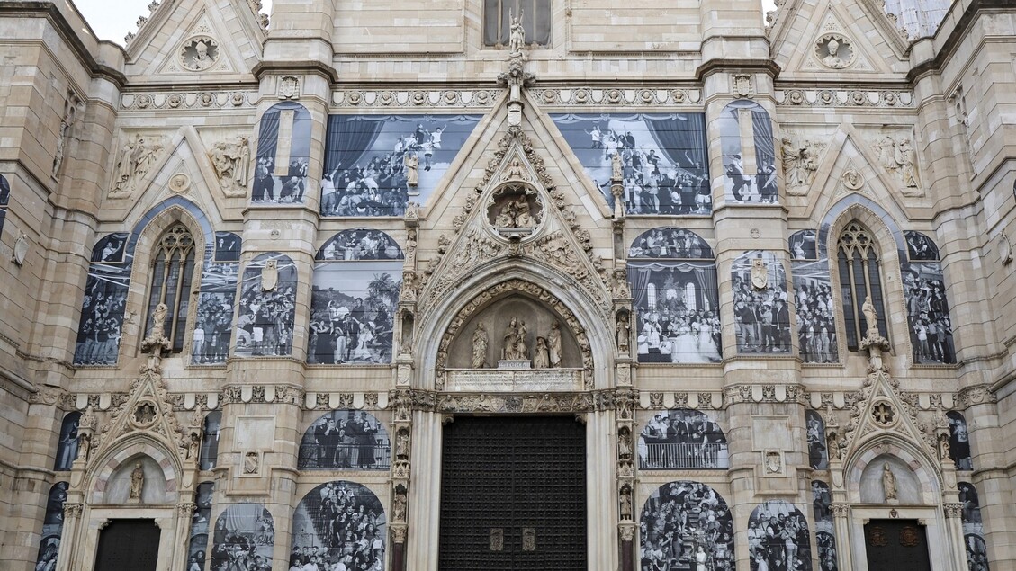 La Facciata Del Duomo Di Napol