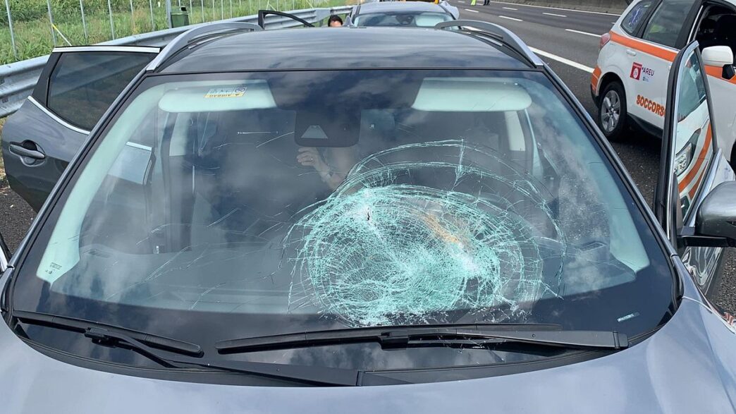 Lancio Di Sassi Da Un Cavalcav