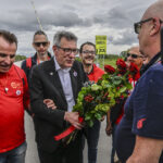 Maurizio Landini Dona Un Mazzo Di Fiori Ai Lavoratori Stellantis Durante La Visita A Pomigliano