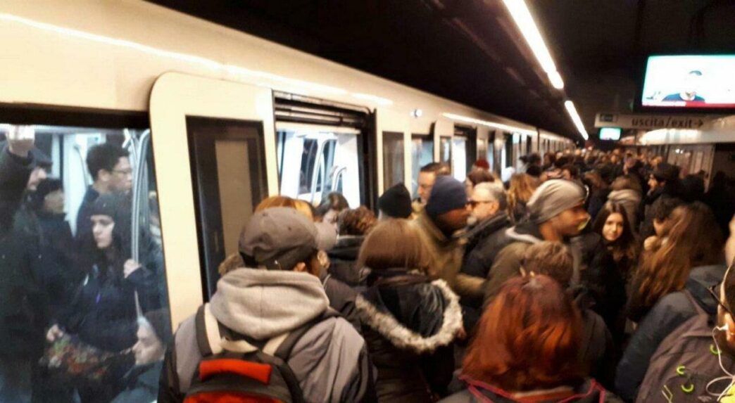 Metro A Roma Ferma Per Presenz