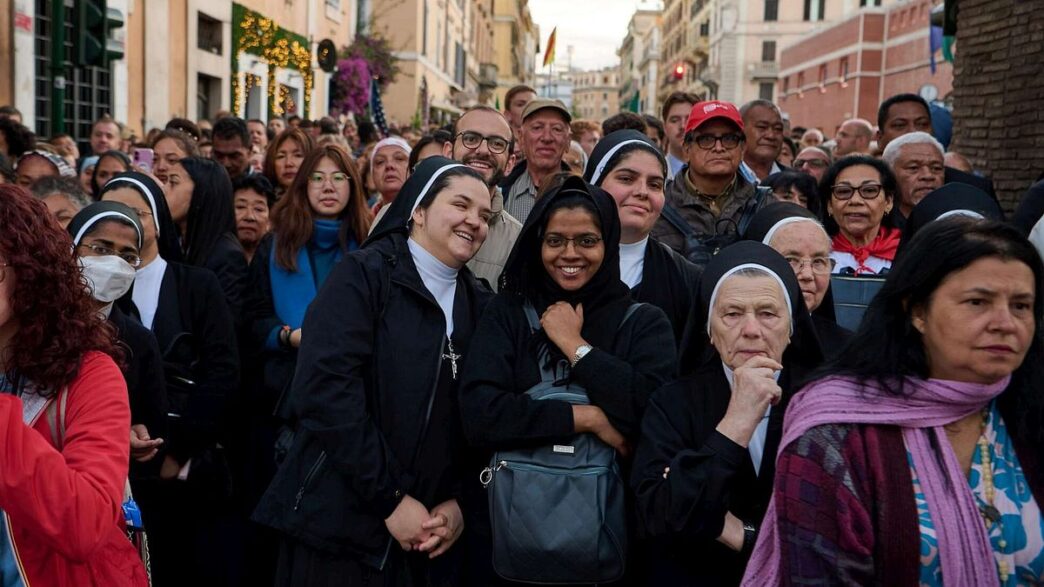 Migliaia Di Fedeli Da Tutto Il