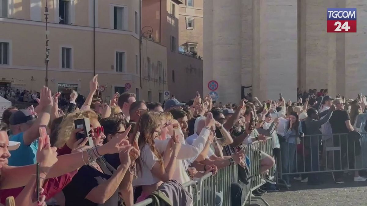 Migliaia Di Fedeli In Piazza S