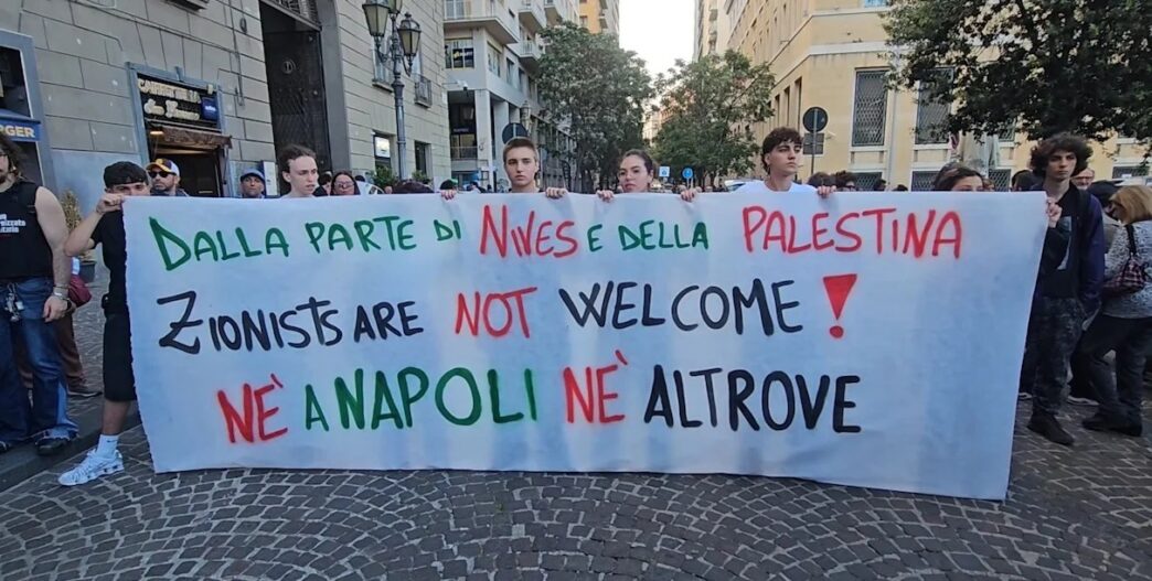 Migliaia Di Napoletani In Piaz