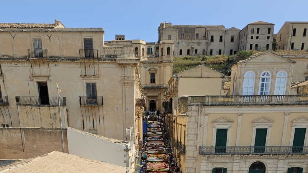 Migliaia Di Visitatori Parteci