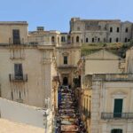 Migliaia Di Visitatori Partecipano All’Infiorata Di Noto Dedicata Al Tema Della Pace Nel 2025