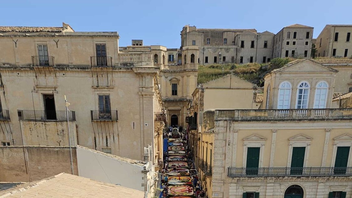 Migliaia Di Visitatori Parteci