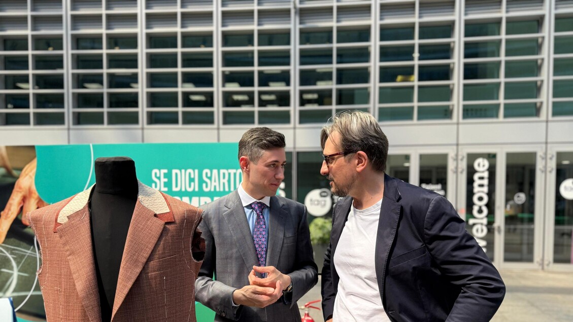 Milano3A La Piazza Della Region