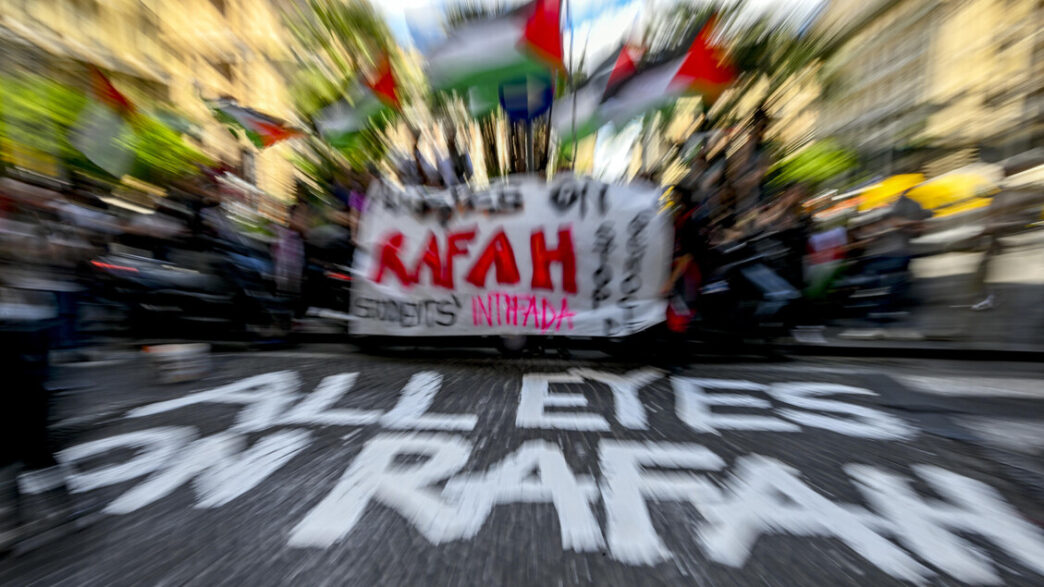 Milano Illumina La Facciata De
