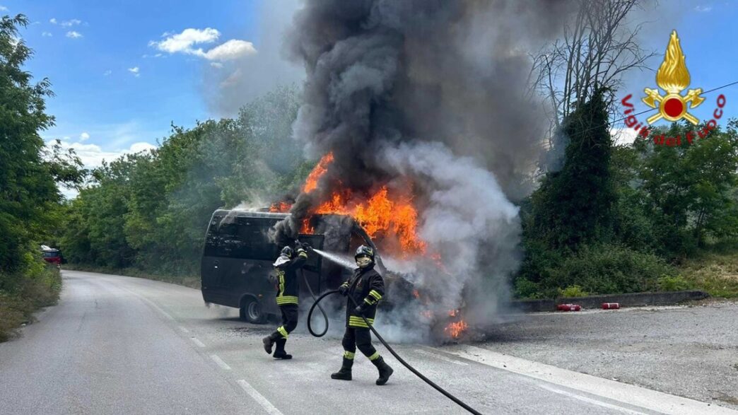 Mini Bus In Fiamme Sulla Strad