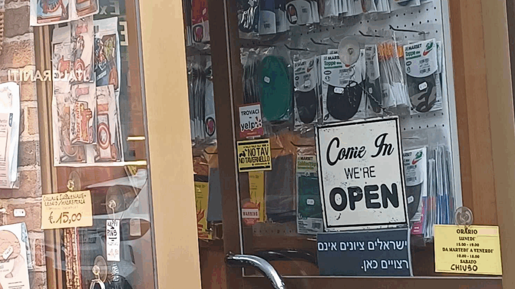 Negozio A Roma Espone Cartello