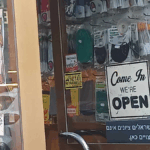 Negozio A Roma Espone Cartello Contro Israeliani Sionisti Dopo Il Disegno “Stop War” Con Razzi Israeliano E Palestinese