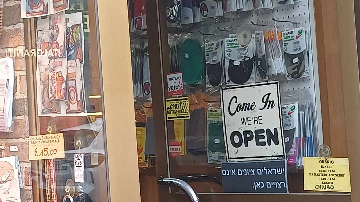 Negozio A Roma Espone Cartello
