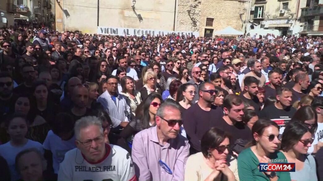 Nella Piazza Della Cittc3A0 Lacri