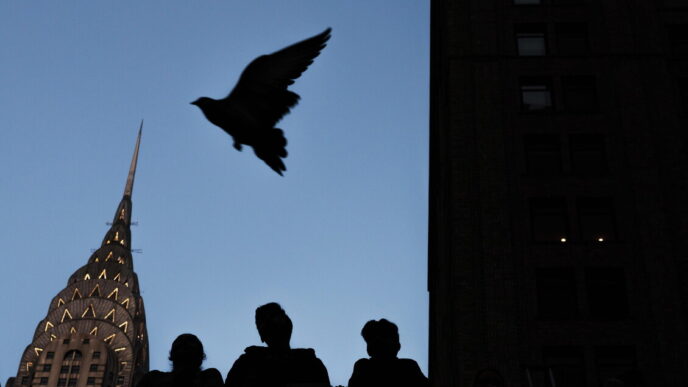 New York Si Prepara Per Manhat