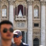 Nuovo Papa Annunciato Dal Cardinale Dominique Mamberti Dalla Basilica Di San Pietro A Roma