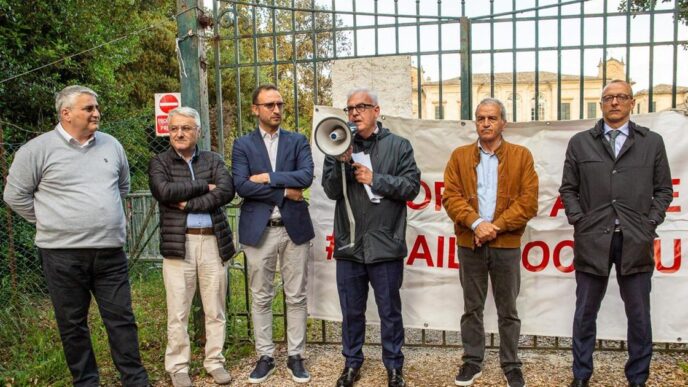 Oltre 90 Persone Al Sit In Per