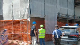 Operaio Cade Da Impalcatura A
