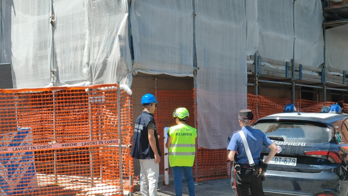 Operaio Cade Da Impalcatura A