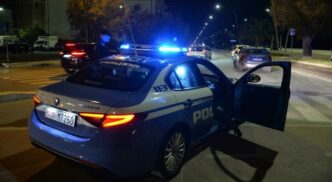 Panico A Roma2C Uomo Si Barrica