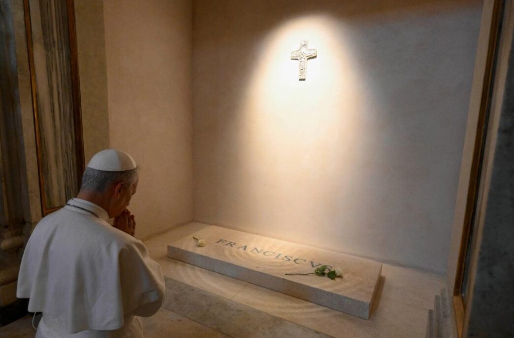 Papa Leone Xiv In Preghiera Da
