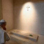 Papa Leone Xiv In Preghiera Davanti Alla Tomba Di Papa Francesco A Santa Maria Maggiore