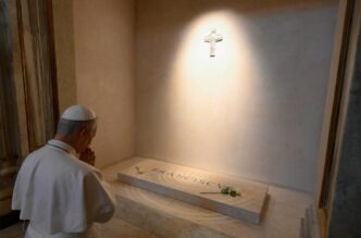 Papa Leone Xiv In Preghiera Da
