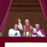 Papa Prevost Prega Per La Pace Mondiale Durante La Celebrazione In Piazza San Pietro Nel Giorno Della Madonna Di Pompei
