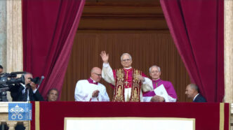 Papa Prevost Prega Per La Pace