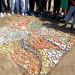 Performance Artistica All’aperto A Formia: Studenti Creano Mosaico Temporaneo Sulle Rovine Dei Ninfei Romani