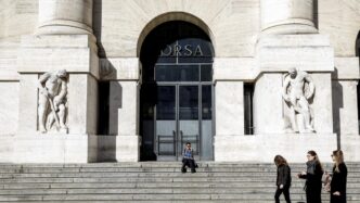 Piazza Affari Apre In Lieve Ri