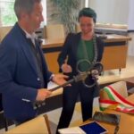 Polemiche A Merano Per Il Gesto Della Sindaca Zeller Durante L’insediamento In Municipio