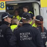 Polizia Di Roma Capitale Impedisce Suicidio Di Un Giovane Sul Ponte Vittorio Emanuele Ii