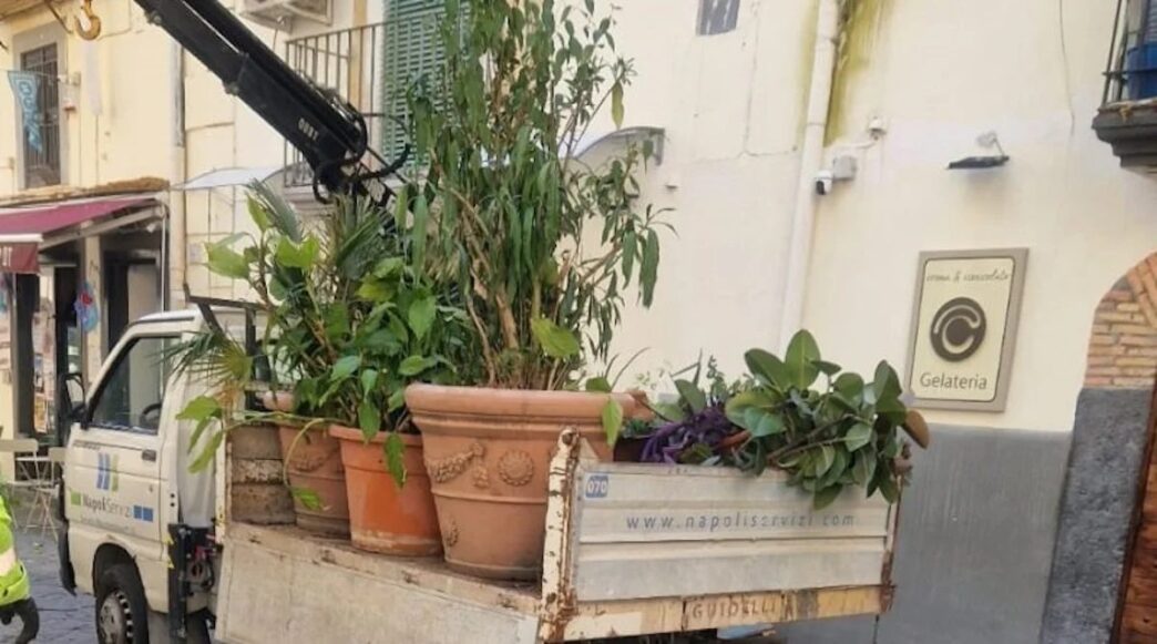 Polizia Locale Di Napoli Rimuo