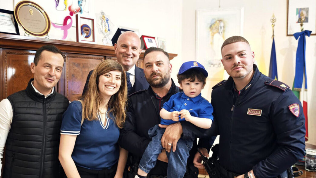 Poliziotti Salvano Bambino Di
