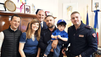 Poliziotti Salvano Bambino Di