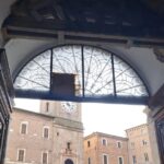 Poliziotto Fuori Servizio Affronta Uomo Armato In Piazza Mazzini A Macerata: Intervento E Denuncia