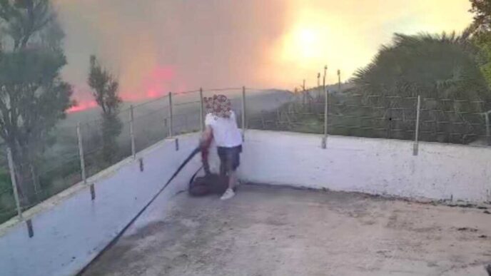 Ponza In Fiamme Per Un Incendi
